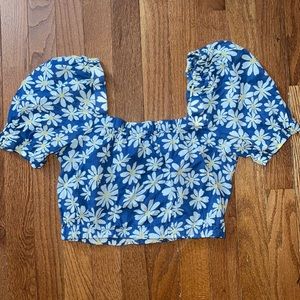 American Eagle cropped daisy shirt